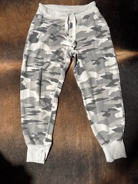 AERIE Camo Cropped Joggers sz Med Gray White Casual Comfy Small Womens Casual
